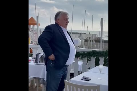 Orbán Viktor az olaszországi Ostiában, a La Bussola étterem teraszán.