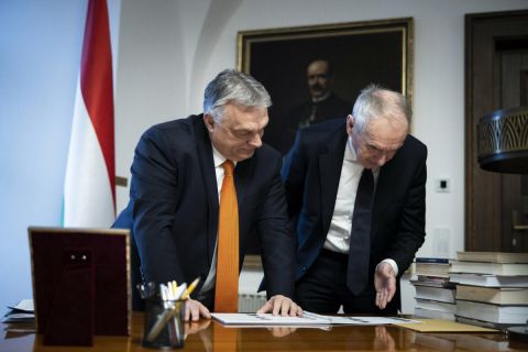 Orbán Viktor kormányfő (b) és Szita Károly, a Megyei Jogú Városok Szövetségének (MJVSZ) elnöke, Kaposvár polgármestere tárgyal a Karmelita kolostorban 2023. január 26-án.