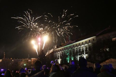 Tűzijátékkal köszöntik az új évet a szolnoki Kossuth téren 2023. január 1-jére virradó éjjel.