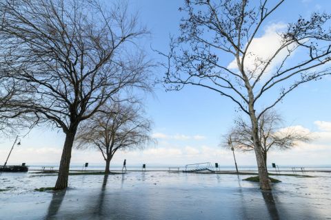Megfagyott víz a Balaton partján Siófoknál 2023. február 8-án.