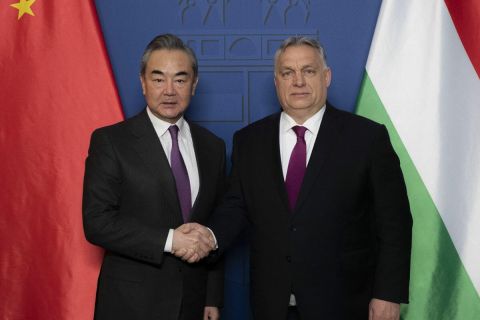 Orbán Viktor miniszterelnök (j) fogadja Vang Ji államtanácsost, a Kínai Kommunista Párt Központi Külügyi Bizottságának igazgatóját 2023. február 19-én.