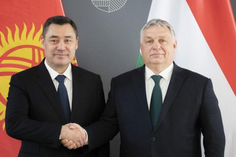 Orbán Viktor miniszterelnök (j) fogadja Szadir Zsaparov kirgiz államfőt (b) a Karmelita kolostorban 2023. február 14-én.
