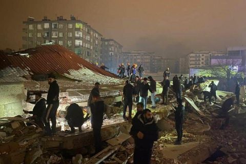 Brutális földrengés Törökországban, legkevesebb 284 halott, Szíriában is rengeteg az áldozat