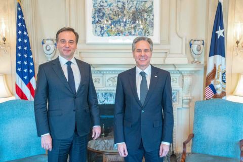 David Pressman (b), az Egyesült Államok magyarországi nagykövete és Antony Blinken (j) az Amerikai Egyesült Államok külügyminisztere.