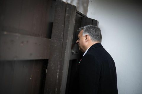 Pedofilozós óriásplakátok jelentek meg Orbán Viktor fotójával