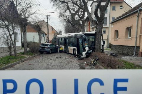 Tömegszerencsétlenség Szegeden: összeütközött egy busz és egy személyautó, több mint tízen megsérültek