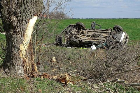 Felborult személyautó Szentes közelében a 4516-os úton, ahol a gépjármű ismeretlen körülmények között lesodródott az úttestről, és egy fának ütközött 2023. március 16-án.