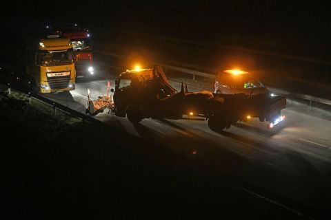 A korábbi tömegbaleset helyszínén takarítják az M1-es autópályát 2023. március 12-én hajnalban Herceghalomnál, ahol előző nap délután öt kamion és 37 autó ütközött össze és amiatt mindkét irányban lezárták az autópályát.
