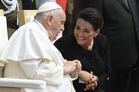 Novák Katalin köztársasági elnök katonai tiszteletadás mellett fogadja Ferenc pápát a Szent György téren 2023. április 28-án.