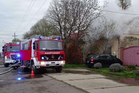 Tűzoltók dolgoznak egy kigyulladt ház oltásán Hódmezővásárhelyen, a Kölcsey utcában 2023. április 18-án.