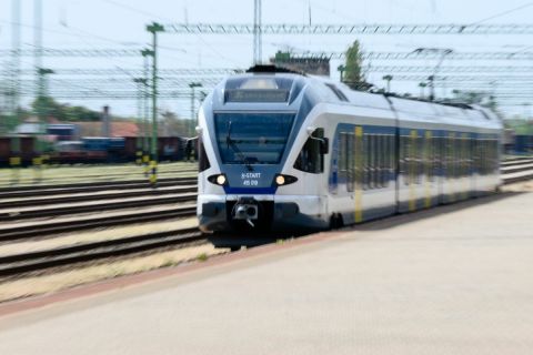 Vonat érkezik a székesfehérvári vasútállomásra a május 1-jétől használható vármegye- és az országbérlet bevezetéséről, értékesítésének elindulásáról tartott sajtótájékoztató napján, 2023. április 28-án.