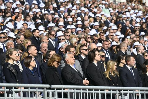 Orbán Viktor miniszterelnök és felesége, Lévai Anikó (középen, j-b) Ferenc pápa szentmiséjén a Parlament előtti Kossuth téren az egyházfő háromnapos magyarországi apostoli látogatásának harmadik napján, 2023. április 30-án.