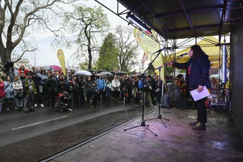 Nagy Erzsébet, a Pedagógusok Demokratikus Szakszervezete (PDSZ) országos választmányának tagja beszédet mond a pedagógusok előkészítés alatt lévő státusztörvénye ellen tartott tüntetésen a Belügyminisztérium Széchenyi téri épülete előtt 2023. április 24-én.