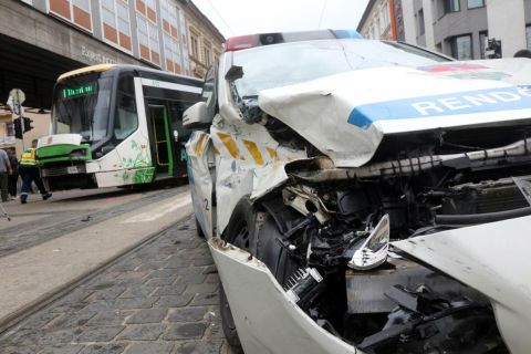 Összetört rendőrautó és kisiklott villamos, miután összeütköztek Miskolc belvárosában 2023. április 24-én.
