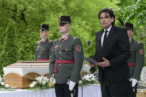 Deutsch Tamás, a Fidesz európai parlamenti képviselője beszédet mond Bajkai István búcsúztatásán a Pestszentlőrinci temetőben 2023. május 15-én.