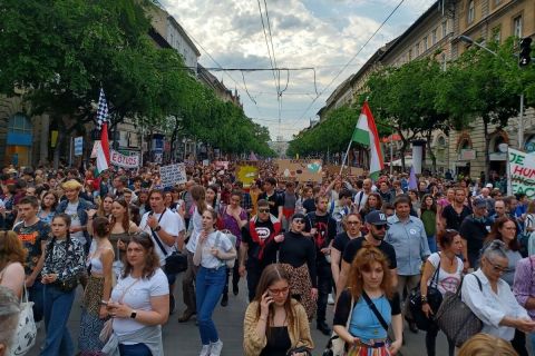 Újabb diáktüntetés Budapesten: Orbán rendőrei szerint palackokkal, vascsavarokkal dobálták meg őket