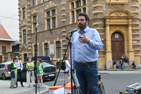 Jámbor András, a Párbeszéd országgyűlési képviselője, a Szikra Mozgalom képviselője beszédet mond a mozgalom tüntetésén, amelyen a demonstrálók a "végrehajtói maffia felszámolását" és a végrehajtások áldozatainak támogatását követelték a Fővárosi Törvényszék Markó utcai épülete előtt 2023. május 30-án.