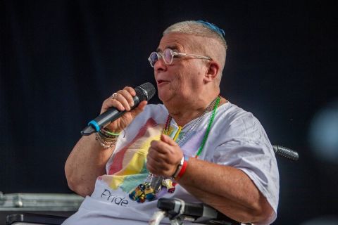Lang Györgyi énekesnő, az esemény házigazdája beszél a 26. Budapest Pride felvonulás célállomásán, a Tabánban 2021. július 24-én.