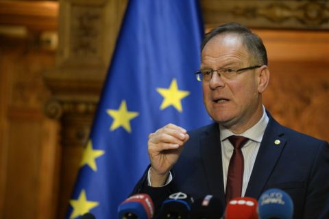 Navracsics Tibor területfejlesztési miniszter nyilatkozik a sajtónak hivatalában az Európai Parlament költségvetési ellenőrző bizottságának delegációjával folytatott tárgyalását követően 2023. május 17-én.