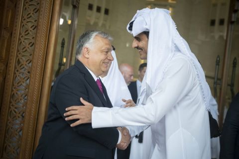 Tamím bin Hamad ál-Száni katari emír (j) fogadja Orbán Viktor miniszterelnököt Dohában 2023. május 22-én.