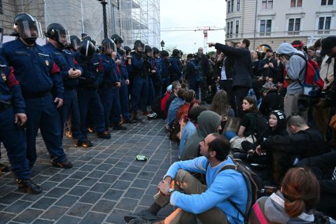 Rendőrök és tiltakozók a pedagógusok tervezett státusztörvénye elleni tüntetés vége után a Karmelita kolostornál tartott demonstráción 2023. május 3-án.