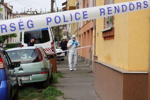 Szeged, 2023. május 13.
Rendőrök helyszínelnek egy szegedi társasház előtt 2023. május 13-án. Hajnalban két holttestet találtak az épület egyik lakásában. Idegenkezűség gyanúja merült fel, a Csongrád-Csanád Vármegyei Rendőr-főkapitányság az ügyben emberölés bűntettének gyanúja miatt indított eljárást - közölte a rendőrség a honlapján.
MTI/Donka Ferenc