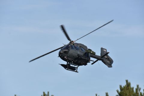 A Magyar Honvédség egyik gépágyúval és rakétákkal felfegyverzett Airbus-H145 helikoptere.