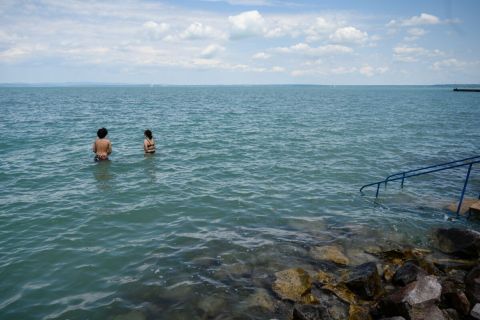 Fürdőzők a Balatonban Siófoknál 2023. június 14-én.