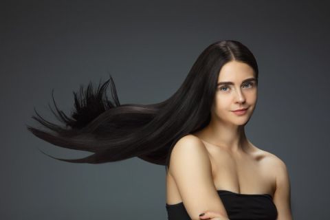 Hogyan csökkenthető a hajhullás, és egyáltalán miért hullik a hajunk?