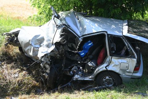 Összeroncsolódott személyautó Kóka közelében, a 3105-ös út 30-as kilométerében, ahol a gépjárművet vezető sülysápi nő az autójával ismeretlen okból áttért a szemközti forgalmi sávba és frontálisan összeütközött egy másik autóval 2023. június 14-én.