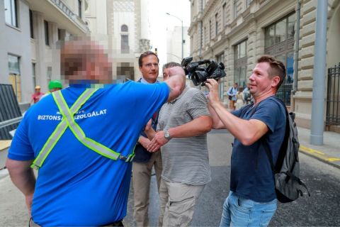 Biztonsági őr támadt a jobbikos tévé munkatársaira, mert azt hitte, Tiborcz István építkezését fotózzák