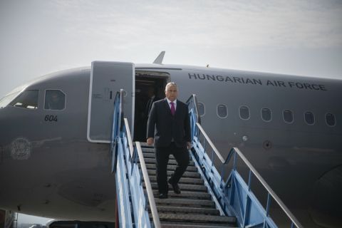 Orbán Viktor kormányfő érkezése után a szarajevói repülőtéren 2023. június 22-én.