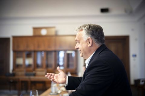 Orbán Viktor miniszterelnök videókonferencián tárgyal Charles Michellel, az Európai Tanács elnökével, valamint a horvát, a belga, a luxemburgi, a szlovák és a svéd miniszterelnökkel a Karmelita kolostorban 2023. június 27-én.