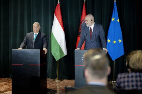 Orbán Viktor miniszterelnök (b) és Edi Rama albán kormányfő tárgyalásuk után sajtótájékoztatót tartanak Tiranában 2023. június 16-án.