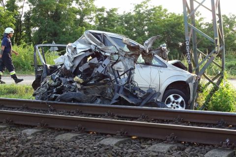 Összeroncsolódott személyautó a sínek mellett Kiskunfélegyházán 2023. június 26-án, miután a jármű vonattal ütközött egy fénysorompós vasúti átjárónál.
