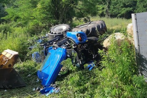 Felborult egy traktor Bajótnál, egy ember meghalt