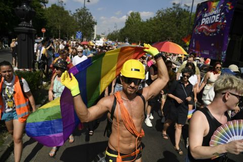 A 28. Budapest Pride résztvevői vonulnak az Andrássy úton 2023. július 15-én.