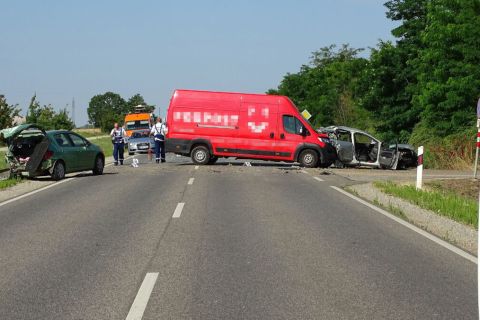 Összeroncsolódott gépjárművek a 47-es főúton, Hódmezővásárhely közelében, ahol három autó összeütközött 2023. július 7-én. A balesetben egy ember meghalt.