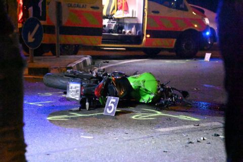 Ütközésben összetört motorkerékpár Budapest XI. kerületében, a Budaörsi úton 2023. július 27-én.
