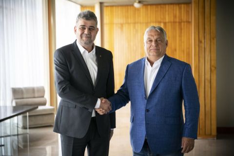 Marcel Ciolacu román kormányfő (b) fogadja Orbán Viktor miniszterelnököt Bukarestben 2023. július 19-én.