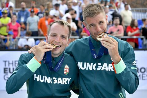 A győztes Katz Balázs (b) és Bányik Csaba a teqball férfi páros versenyének eredményhirdetése után az Európa Játékokon Krakkó főterén 2023. július 2-án.