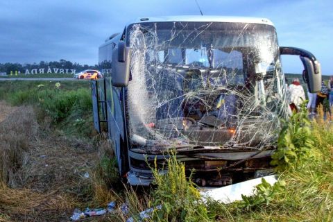 Mentők: 25 embert szállítottak kórházba a Kisvárdánál balesetet szenvedett ukrán busz utasai közül