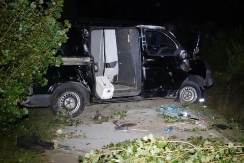 Útról lesodródott furgon Ásotthalom közelében 2023. augusztus 10-én. A balesetben egy ember meghalt, 18 megsérült.