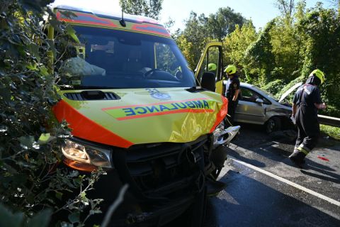 Összeroncsolódott mentőautó és személygépkocsi az Üllői úton, a Határ úti metrómegálló közelében, ahol két autó és a mentőautó összeütközött 2023. augusztus 14-én.