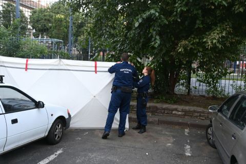 Rendőrségi paraván a budapesti Klauzál téren 2023. augusztus 10-én, ahol éjszaka meggyilkolt ember holttestére bukkantak.
