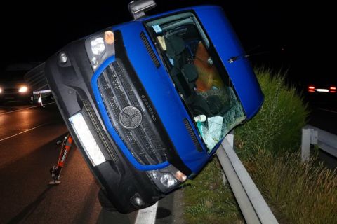 Oldalára fordult román rendszámú kisbusz 2023. augusztus 9-ére virradó éjjel, miután szalagkorlátnak ütközött az M5-ös autópálya Szeged felé vezető oldalán, Kiskunfélegyháza közelében.
