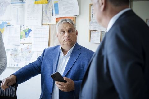 Orbán Viktor miniszterelnök (b) és Láng István, az Országos Vízügyi Főigazgatóság főigazgatója az Országos Műszaki Irányító Törzsnél (OMIT), ahol a kormányfő az elmúlt napok súlyos esőzései miatt kialakult árvízről egyeztetett 2023. augusztus 7-én.
