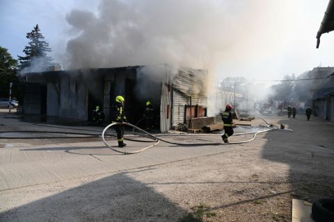 Tűzoltók egy X. kerületi Fertő utcai raktárban, amely kigyulladt 2023. augusztus 15-én.