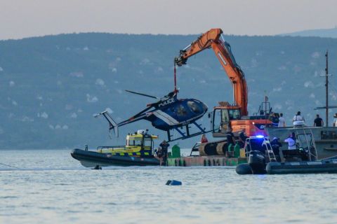 Kiemelik a vízből a Balatonba zuhant rendőrségi helikoptert Balatonszéplak közelében 2023. szeptember 7-én.