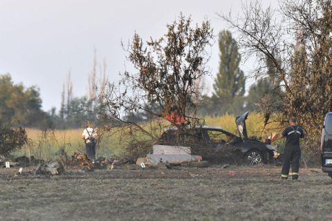 Helyszínelők a börgöndi repülőternél, Székesfehérvár közelében, ahol lezuhant egy Trojan típusú kisrepülőgép 2023. szeptember 10-én.